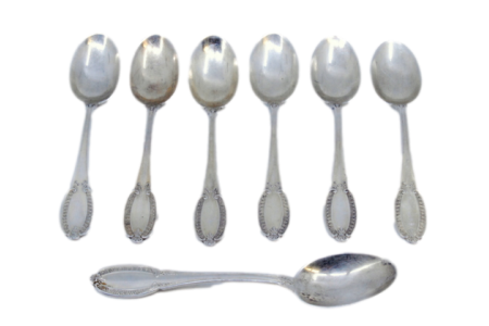 Conjunto de seis colheres de café e pá de açúcar em prata com gravados nos cabos.